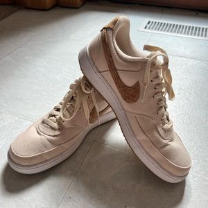 Size 10 Nike Low Court Visions!